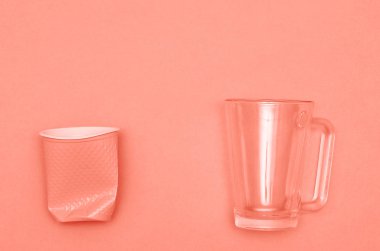 Plastik bardak mercan arka plan üzerinde. Ekoloji kavramı.