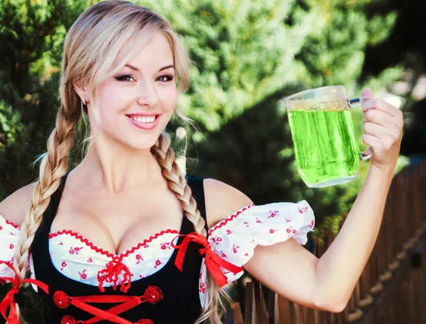 Mulher Bonita Vestido Com Uma Cerveja Irlandesa Verde Feliz Dia — Fotografia de Stock