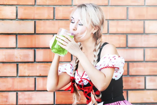 Krásná Žena Šatech Zelené Irské Pivo Šťastný Patrick Day — Stock fotografie