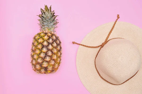 Hoja Palma Piña Sombrero Sobre Fondo Rosa Fondo Verano Concepto — Foto de Stock