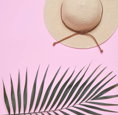 Palmiye yaprağı, ananas ve şapka. Yaz aylarında arka plan. Tatil kavramı.