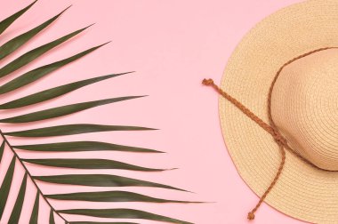 Palmiye yaprağı, ananas ve şapka. Yaz aylarında arka plan. Tatil kavramı.