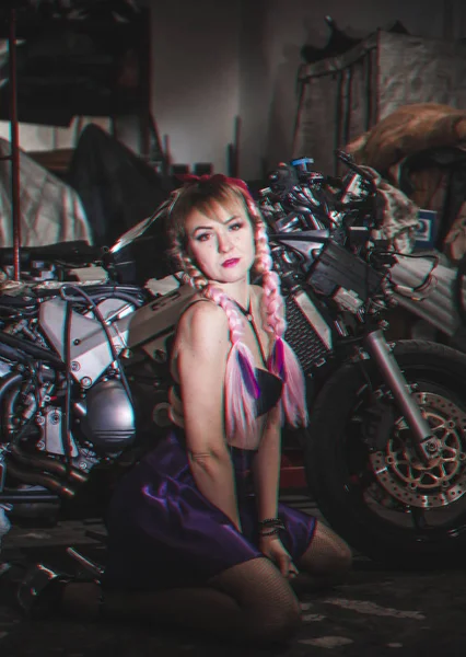 Kvinna Poserar Motorcykel Foto Som Gjorts Med Anaglyf Effekt — Stockfoto