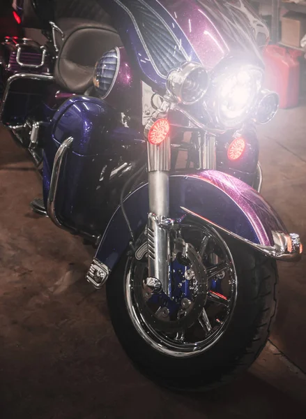 紫の色のバイクのヘッドライト — ストック写真