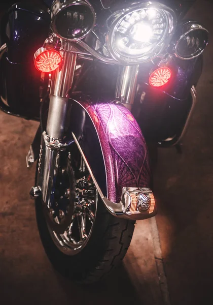 Προβολέας Χρώμα Μοβ Μοτοσικλέτα — Φωτογραφία Αρχείου