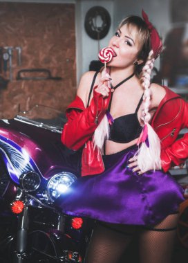 Motosiklet ile poz şık sarışın kadın.