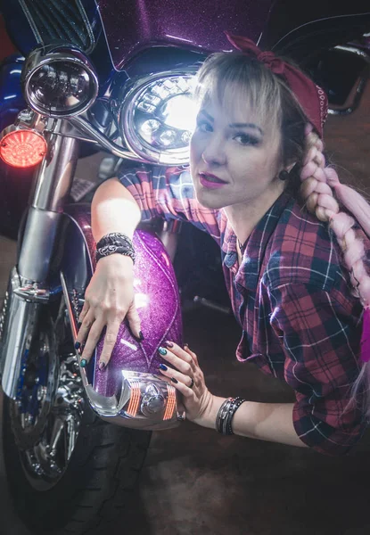 Snygg Blond Kvinna Poserar Med Motorcykel — Stockfoto