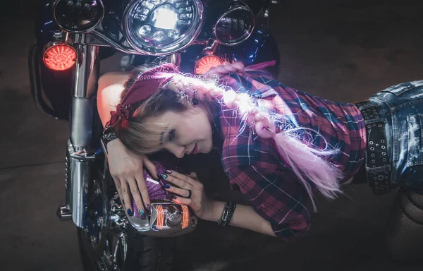 Stylish Blond Woman Posing Motorcycle — Stock Photo, Image