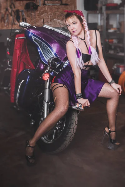 Стильна Блондинка Позує Мотоциклом — стокове фото