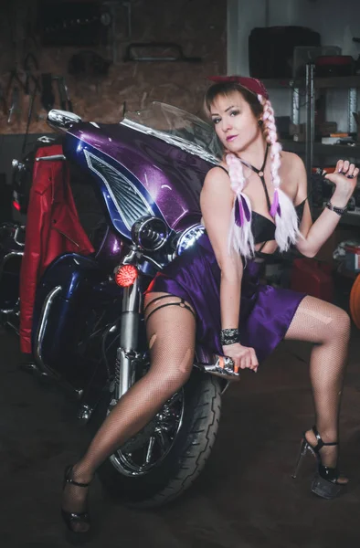スタイリッシュなブロンド女性がオートバイでポーズ — ストック写真