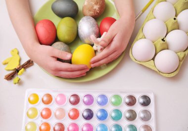 Paskalya yumurtaları ve süslemeleri masada.