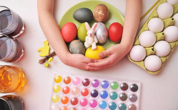 复活节彩蛋和桌上的装饰品 — 图库照片