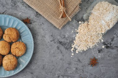 Taş zemin üzerine ev yapımı yulaf kurabiye.