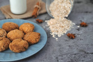 Taş zemin üzerine ev yapımı yulaf kurabiye.