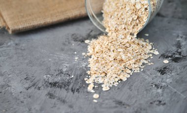 Taş arka planda yulaf.