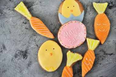 Paskalya kurabiyeleri taş zemin üzerine.