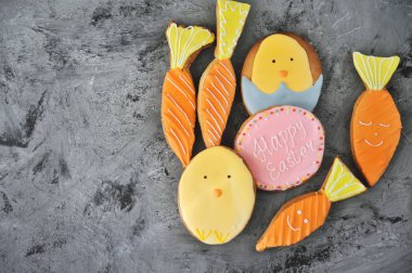 Paskalya kurabiyeleri taş zemin üzerine.