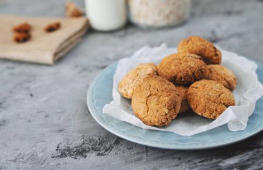 Taş zemin üzerine mavi tabak yulaf kurabiye. 