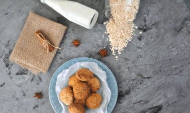 Taş zemin üzerine mavi tabak yulaf kurabiye. 