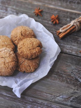 Yulaf kurabiye malzemeler ahşap arka plan üzerinde.