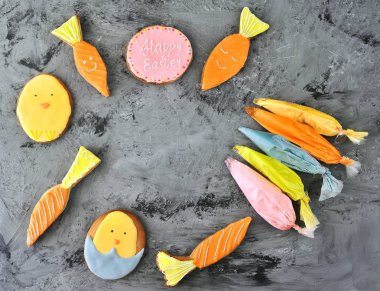 Paskalya kurabiyeleri gıda renklendirme taş zemin üzerine.