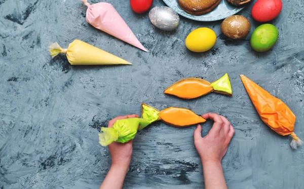 Las Manos Del Niño Pintando Galletas Pascua —  Fotos de Stock