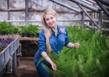 Sera çalışan hamile kadın.