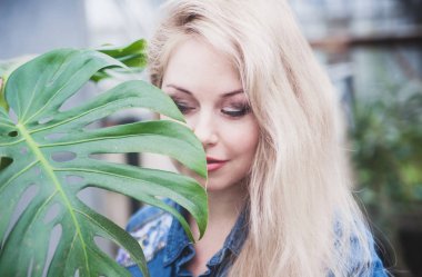 Palmiye yaprağı kadın portresi.