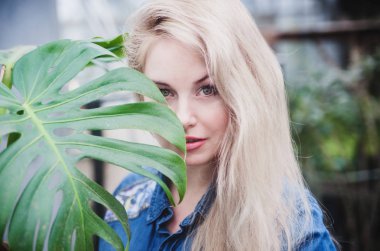 Palmiye yaprağı kadın portresi.