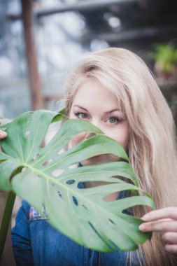 Palmiye yaprağı kadın portresi.