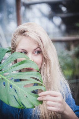 Palmiye yaprağı güzel kadın portresi.