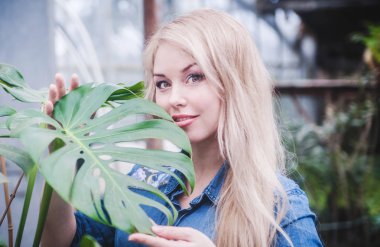 Palmiye yaprağı güzel kadın portresi.