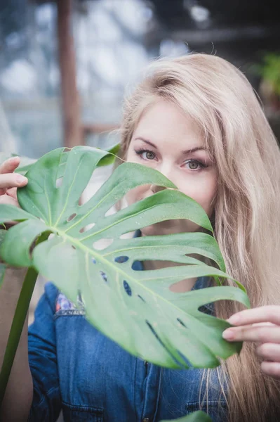 Palmiye yaprağı kadın portresi.