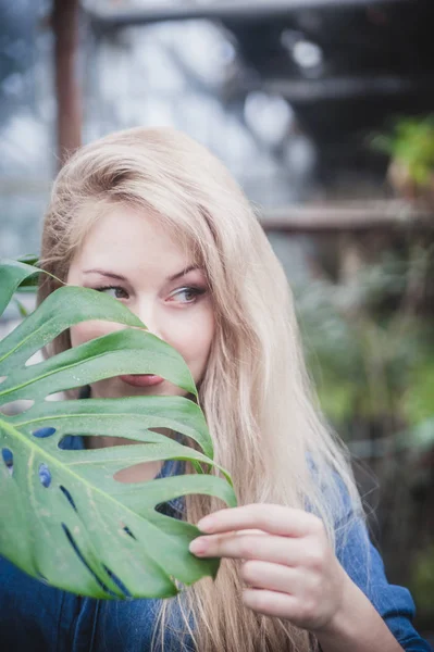 Retrato Mujer Con Hoja Palma —  Fotos de Stock