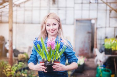 Sera çiçek ile çalışan hamile kadın.