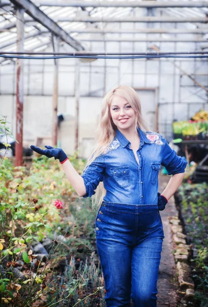 Sera çiçek ile çalışan hamile kadın.