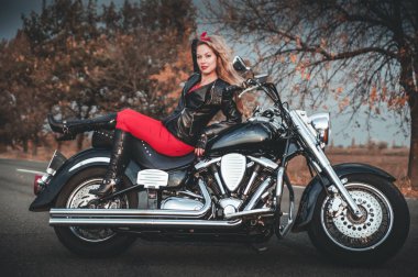 Motosiklet yolda kadınla motorcu. 