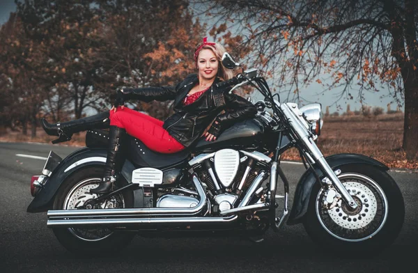 Mujer Motociclista Con Motocicleta Carretera —  Fotos de Stock