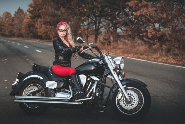Motosiklet yolda kadınla motorcu. 
