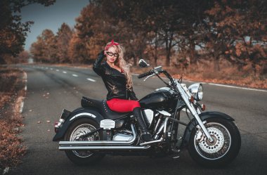 Motosiklet yolda kadınla motorcu. 