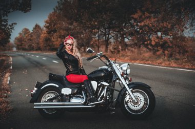Motosiklet yolda kadınla motorcu. 