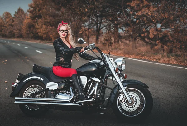Biker Kobieta Motocykla Drodze — Zdjęcie stockowe