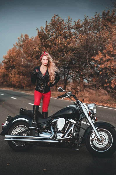 Mujer Motociclista Con Motocicleta Carretera —  Fotos de Stock