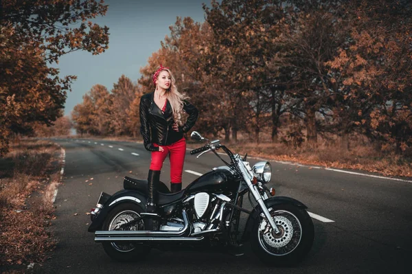 Biker Donna Con Moto Sulla Strada — Foto Stock