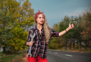 Bir somun anahtarı ile güzel kız.