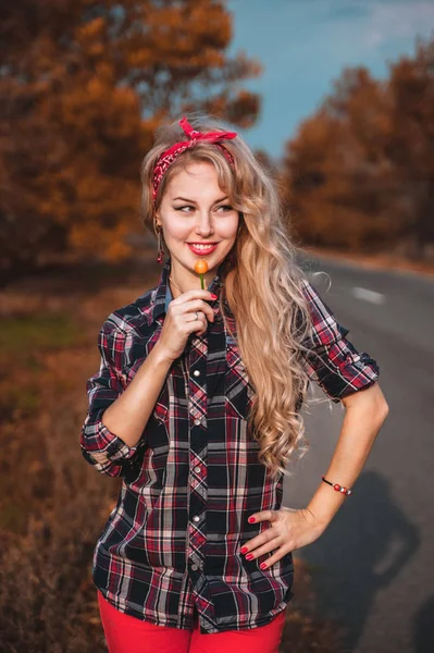 Hermosa Mujer Estilo Pin Posando Carretera —  Fotos de Stock
