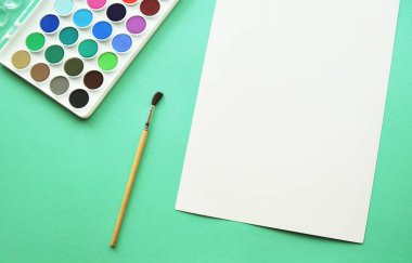 Çizim için suluboya seti ve kağıdı.