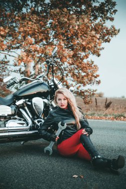 Yolda güzel Biker kadın.