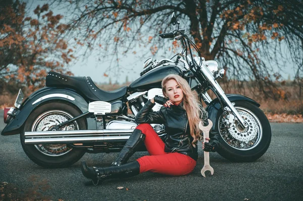 Hermosa Mujer Motociclista Camino —  Fotos de Stock