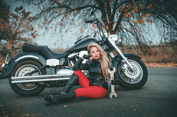 Jovem Bela Mulher Caucasiana Posando Com Motocicleta Estrada — Fotografia de Stock